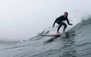Surf chick surft down the line