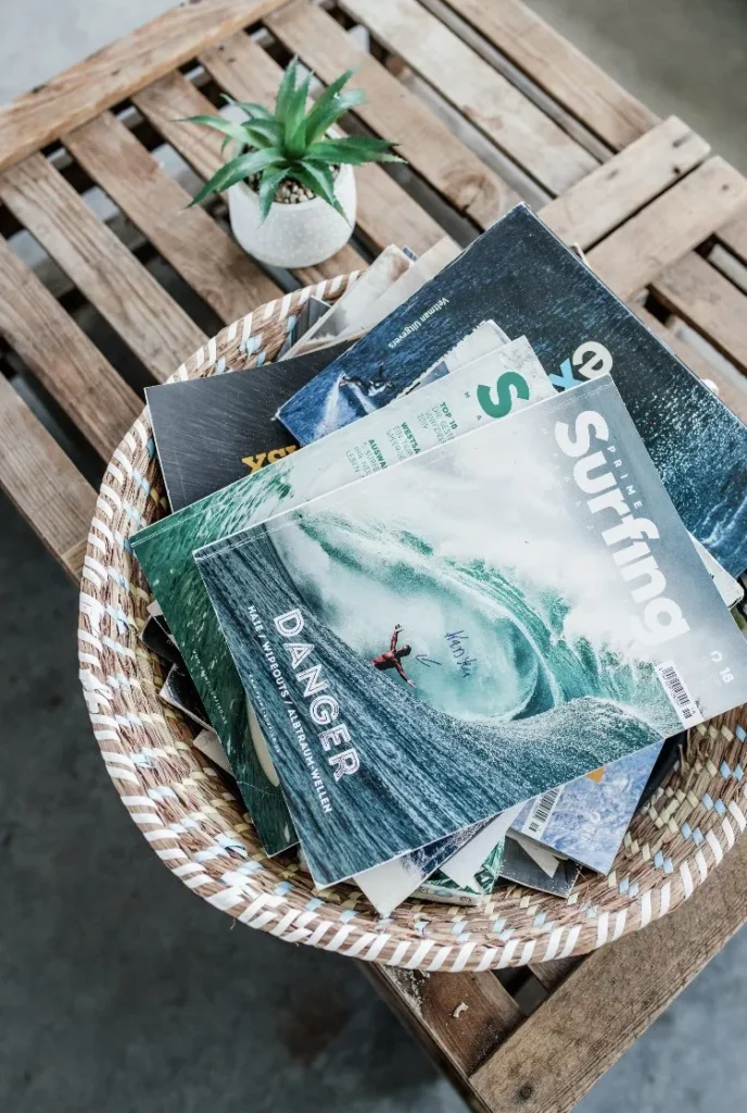 Magazines in een mand op tafel