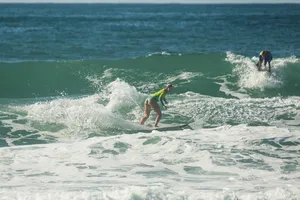 Surf meid zet een scherpe bocht