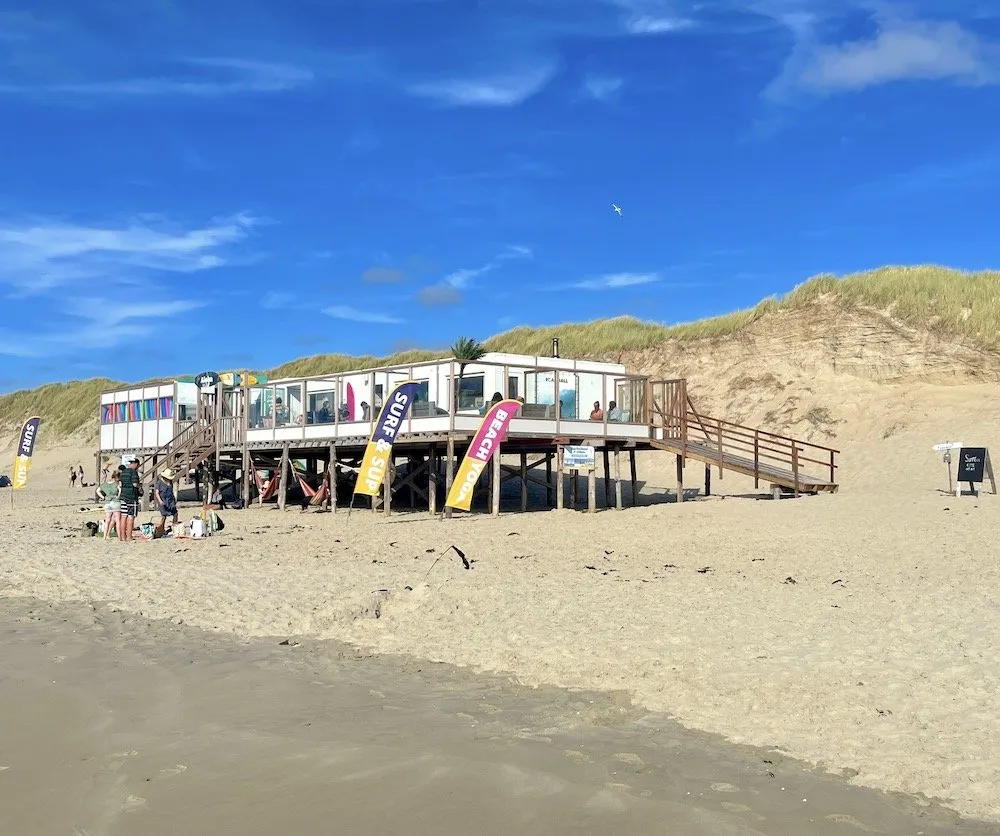Surfschool foamball op palen